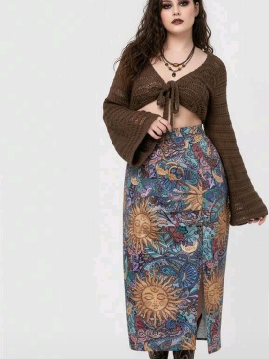 ROMWE Dresses & Skirts - ROMWE Brown & Teal Sun Motif Midi Skirt W/ Quarter Cut And Disguised Back zipper